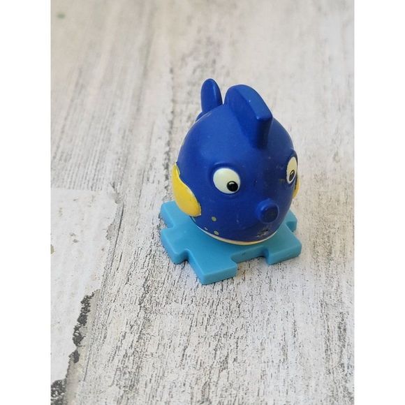 Disney squeakers fish puzzle piece toy figure doc McStuffins - Picture 2 of 7